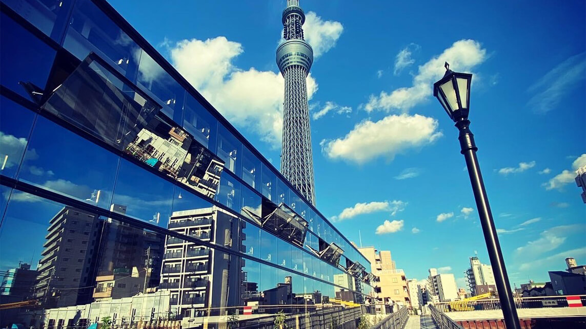 ジム外観とスカイツリー