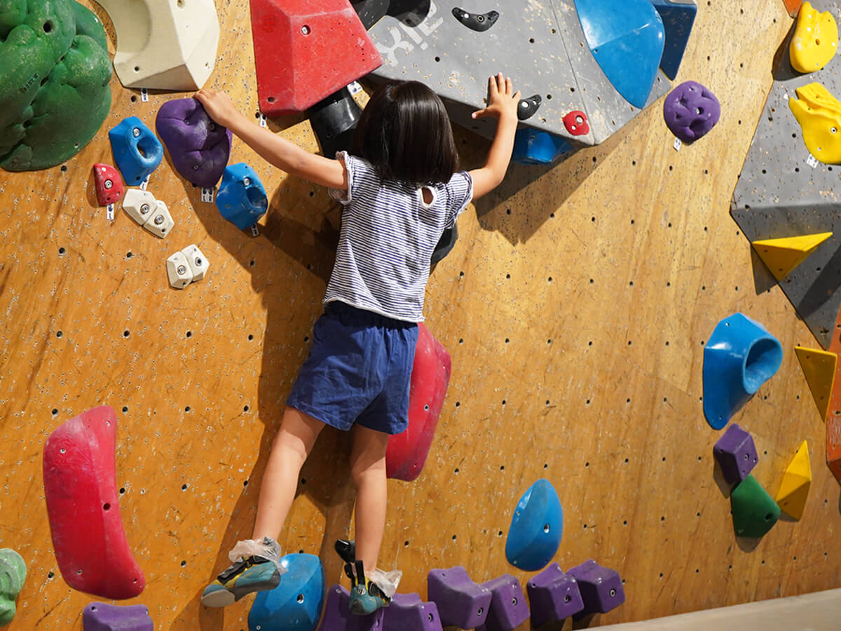 kids1コースの子どもが登っている写真
